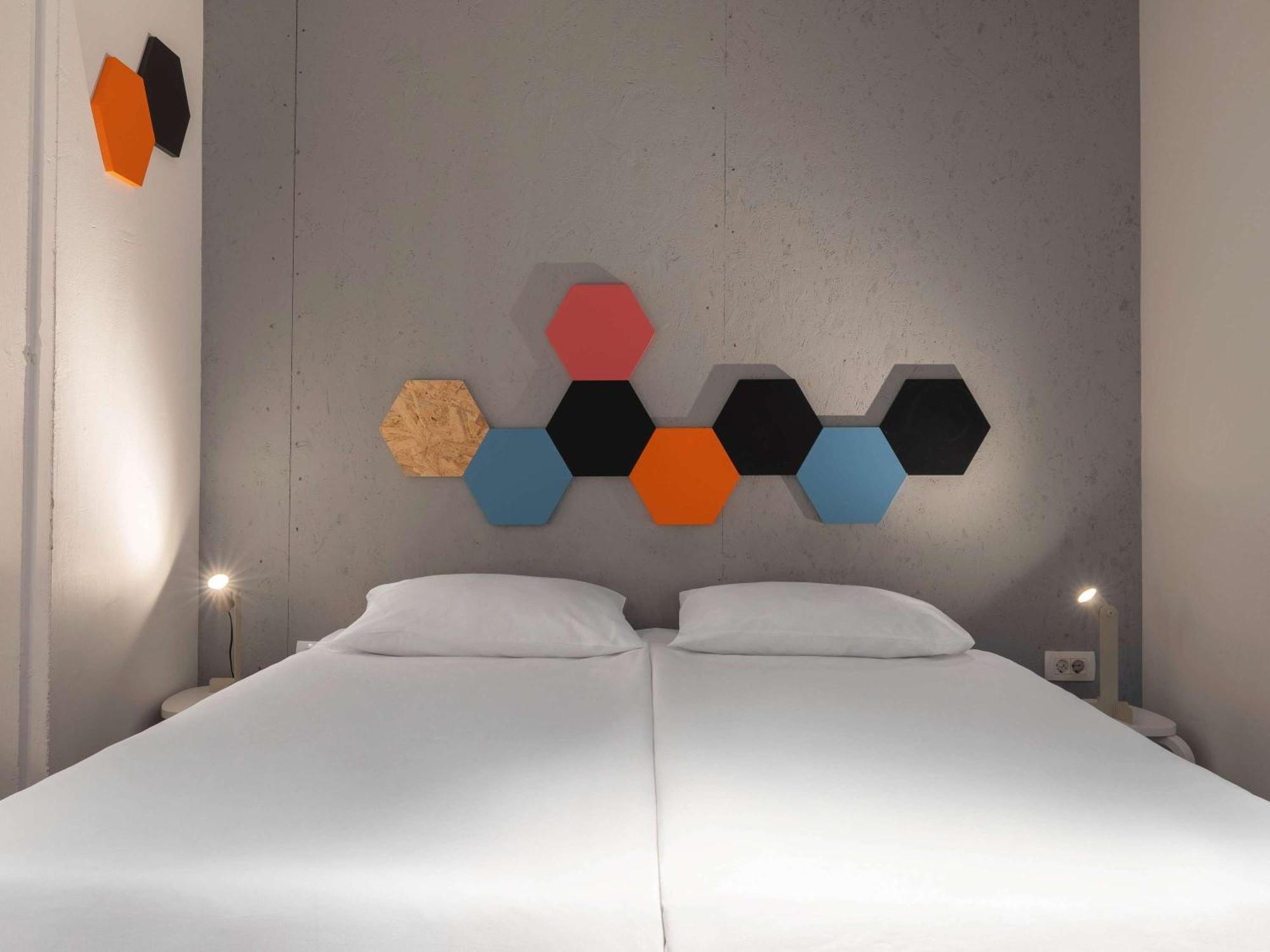 Ibis Styles The Fuzzy Log Hostal *